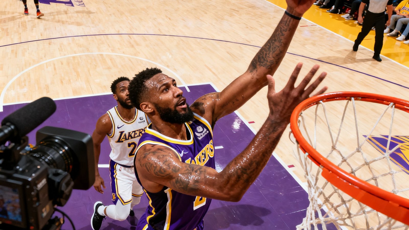 NBA洛杉矶湖人主场斯台普斯中心比赛直播画面，球员突破上篮瞬间被高速摄像机捕捉，4K HDR画质呈现球衣纹理与汗珠细节